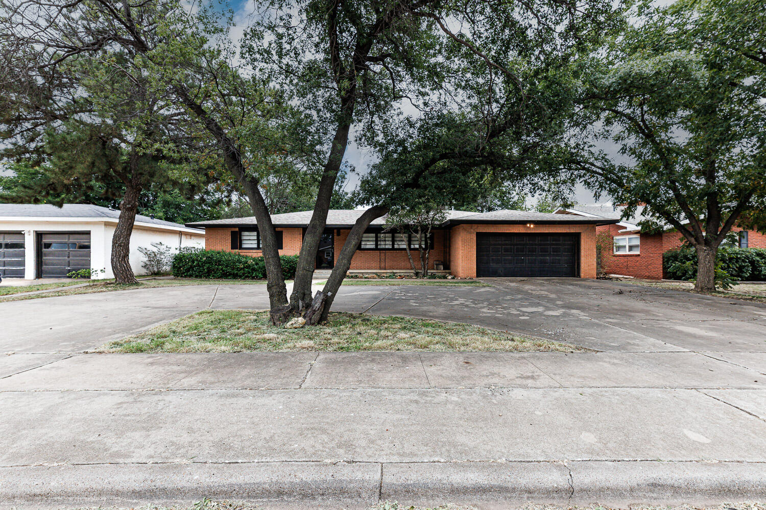 3515 36th Street Lubbock, TX 79413 - Photo 4 of 63 a front view of a house with garden