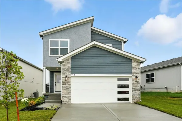 $419,880 | 806 Glenn Circle, Raymore, MO 64083