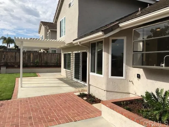 a view of a house with a backyard