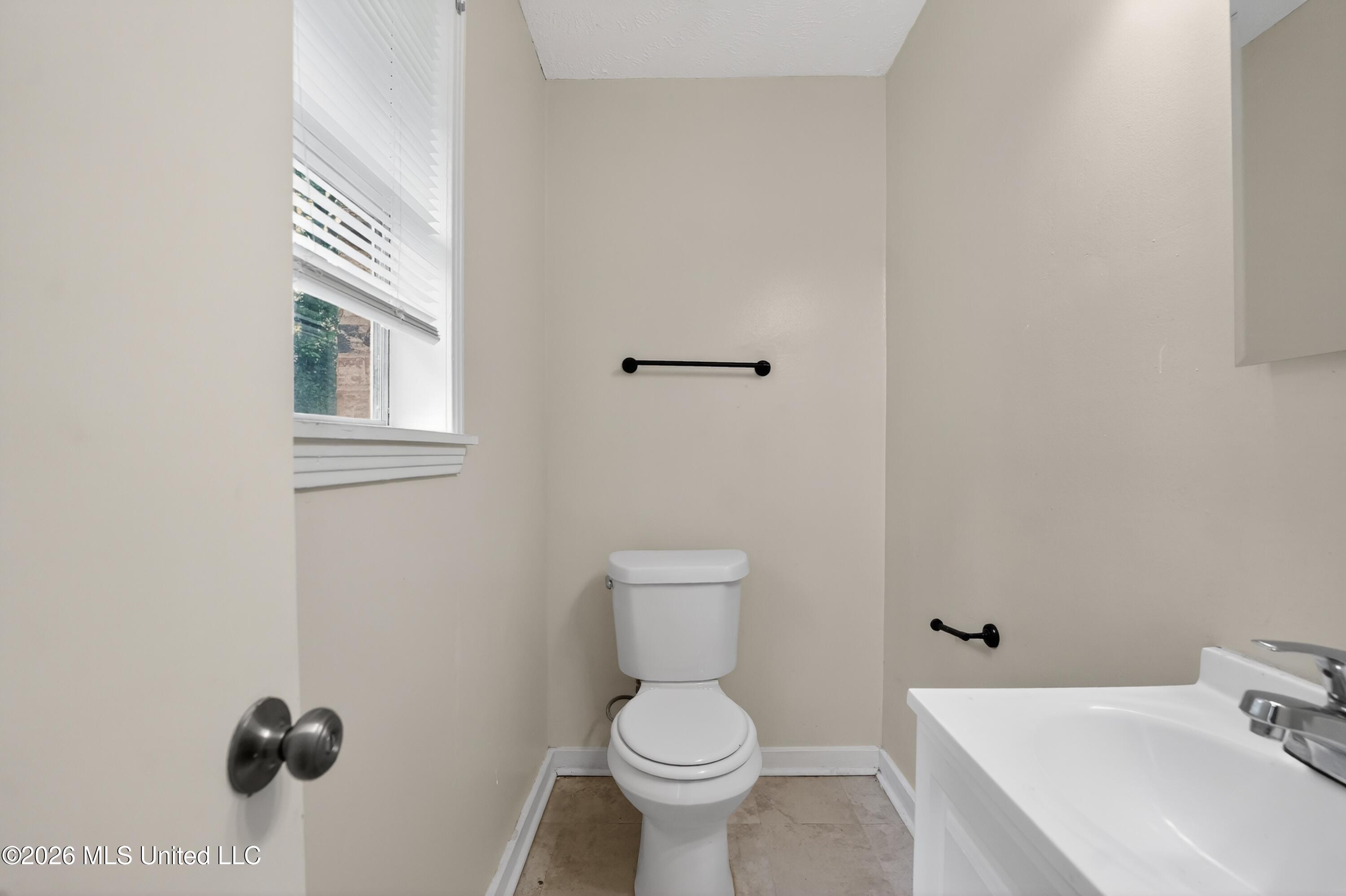 6578 Van Buren Road Jackson, MS 39213 - Photo 39 of 42 39_6578_Van_Buren_Rd-Bathroom-7274