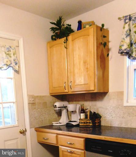 132 Embleton Road Owings Mills, MD 21117 - Photo 14 of 30 Zoom of stone tile back-splash.