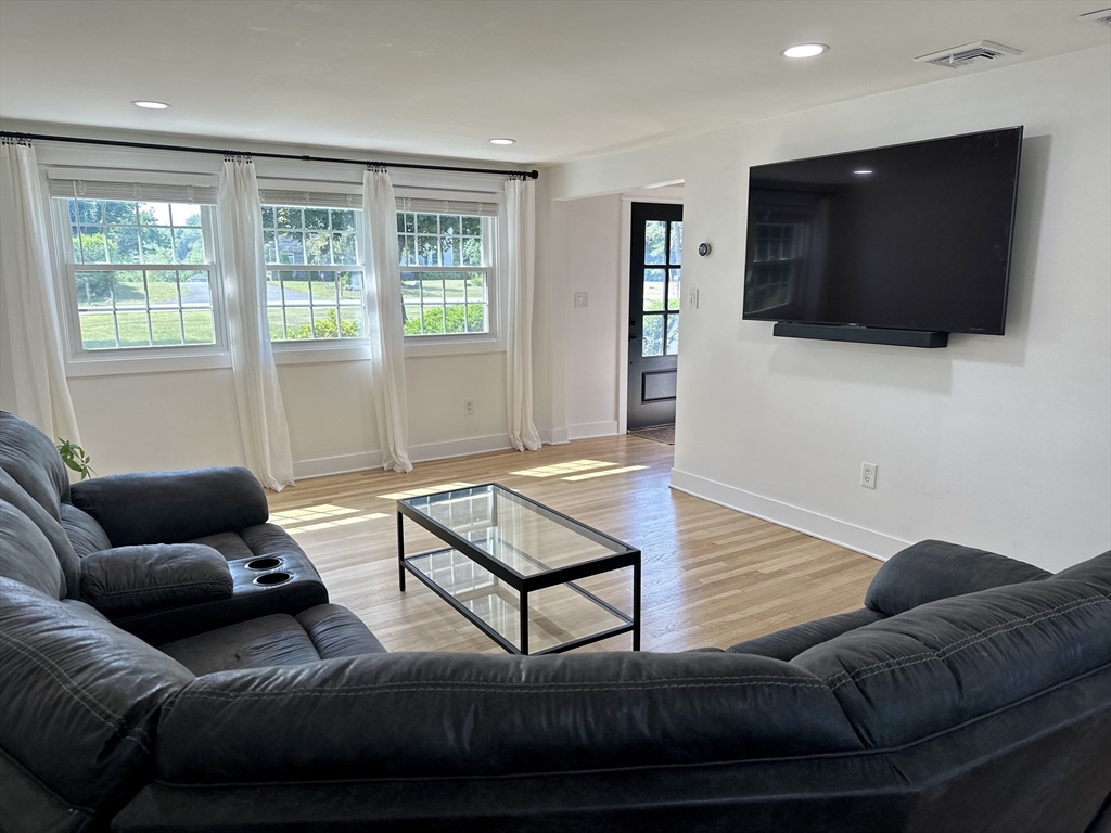 237 River Road Andover, MA 01810 - Photo 5 of 24 Gallery Image 5