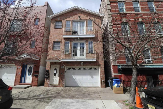 $3,100 | 217 New York Avenue, Unit 2, Jersey City, NJ 07307