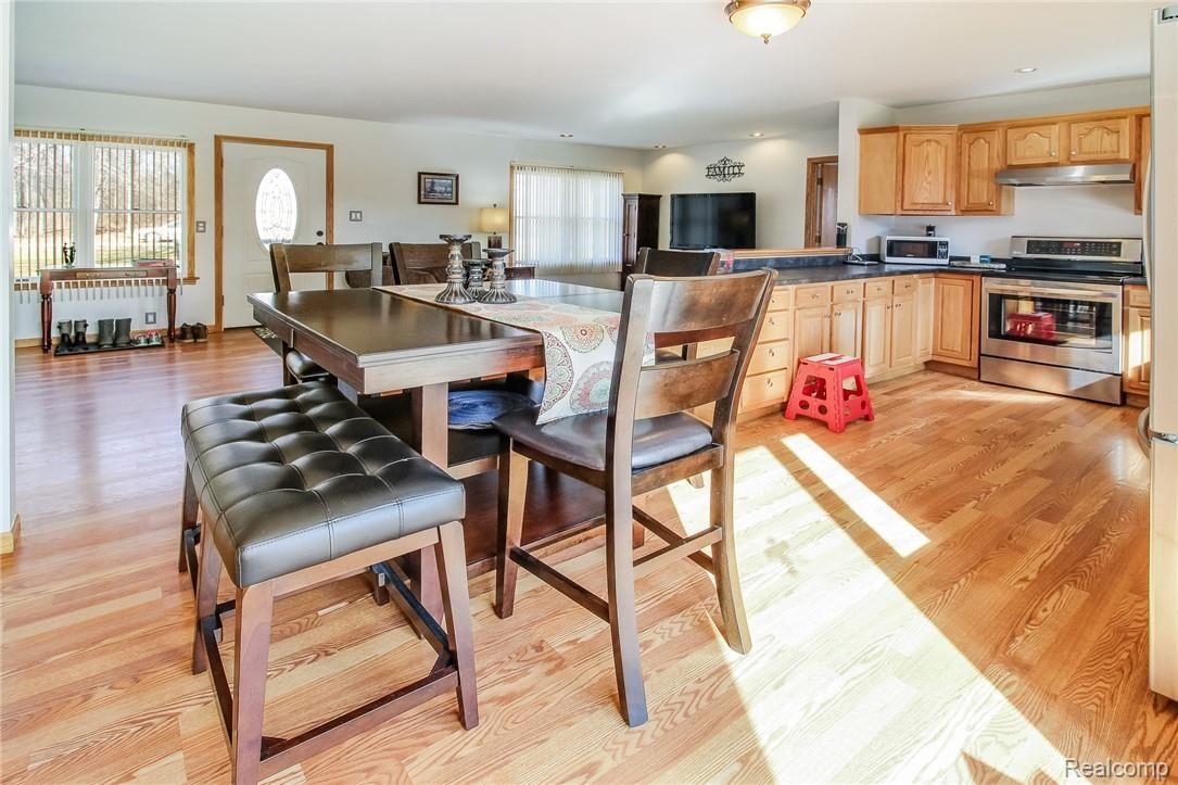 3138 West Rattalee Lake Road Holly, MI 48442 - Photo 7 of 25 Dining area directly next to kitchen