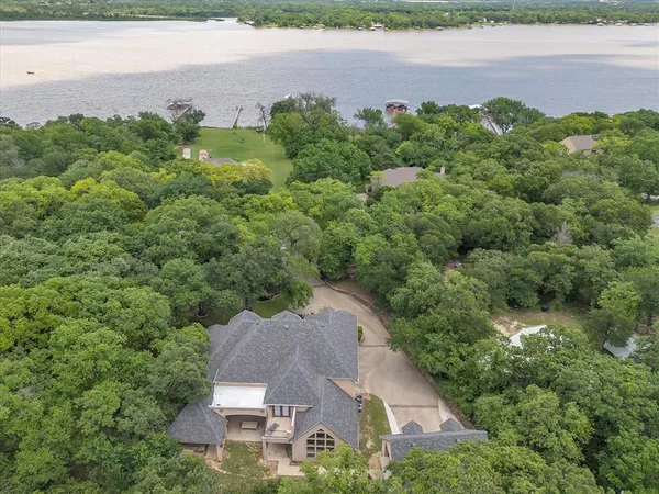 $1,350,000 | 9 A Eagle Point North, Azle, TX 76020