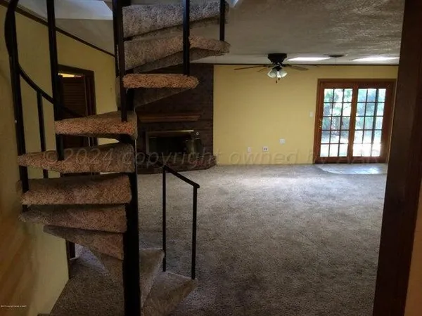 a view of a livingroom with furniture