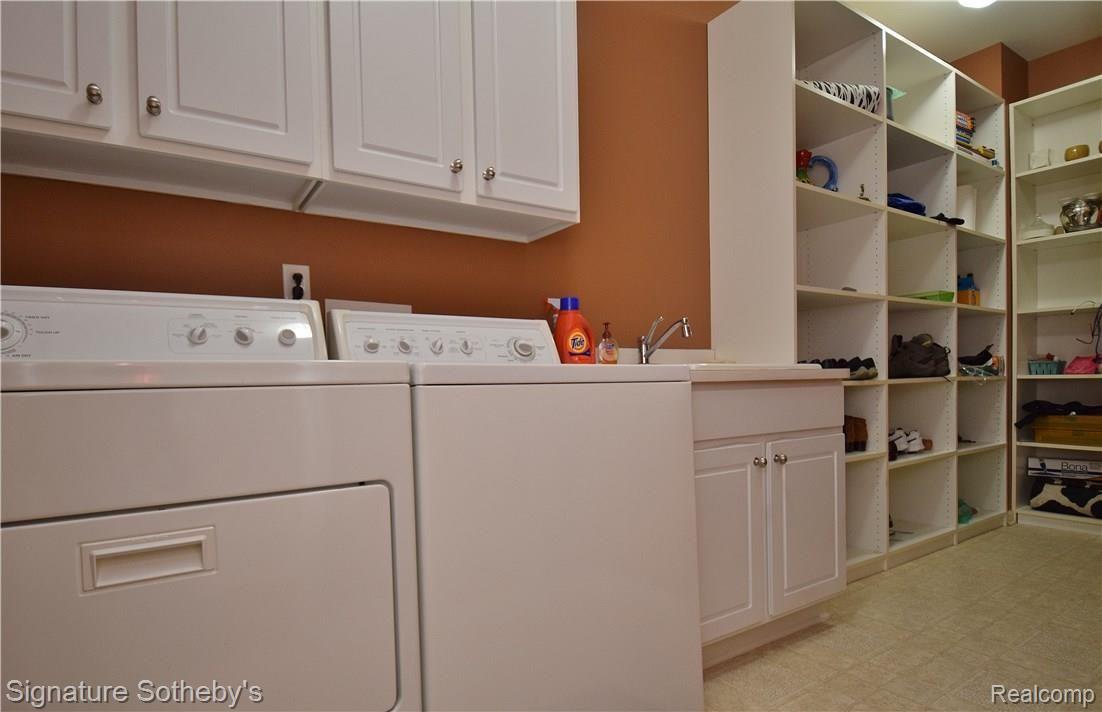 2453 Winding Brook Court Rochester, MI 48309 - Photo 15 of 31 15entry level laundry 1.JPG