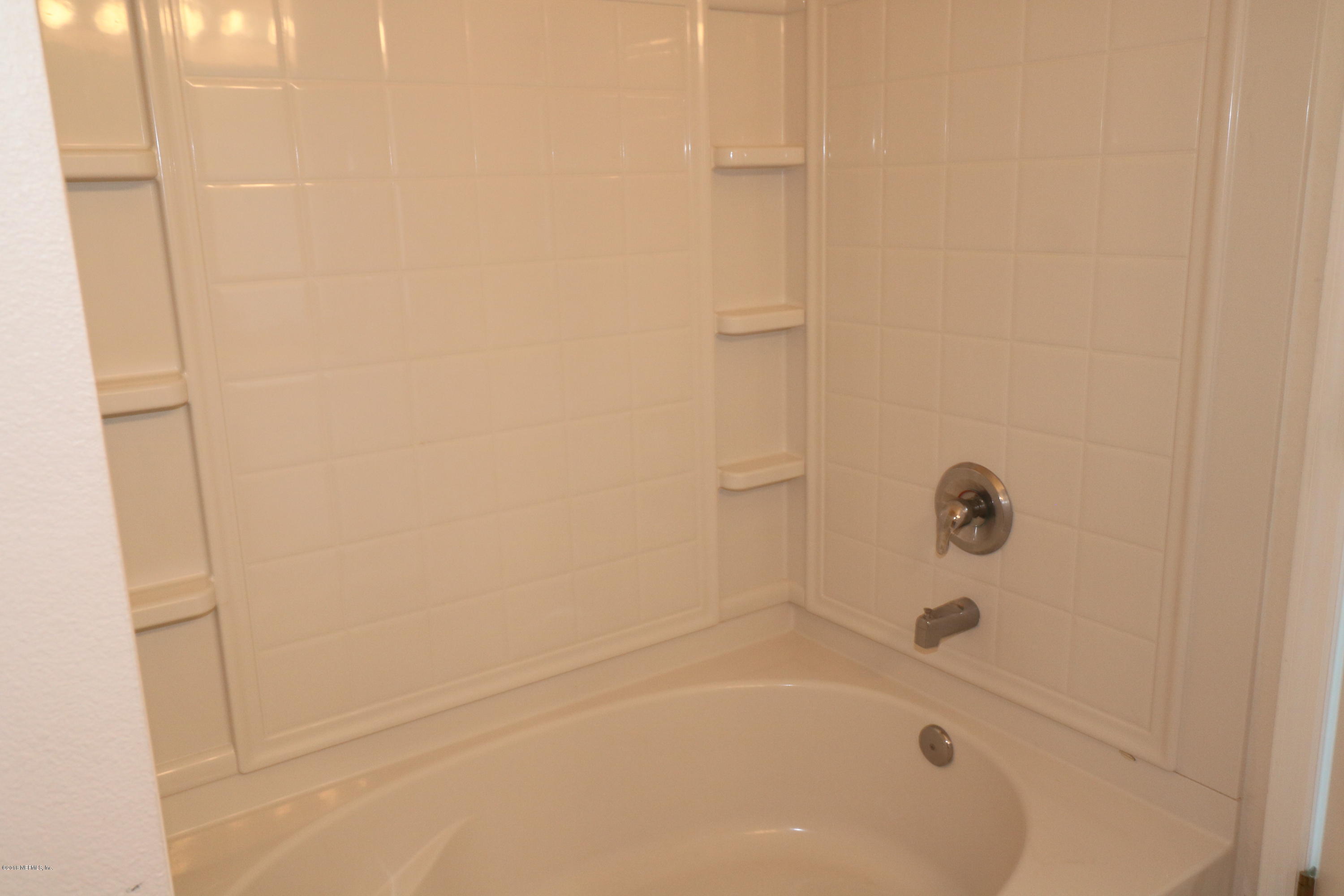 584 Crystal Way Orange Park, FL 32065 - Photo 4 of 14 a bathroom with a bathtub