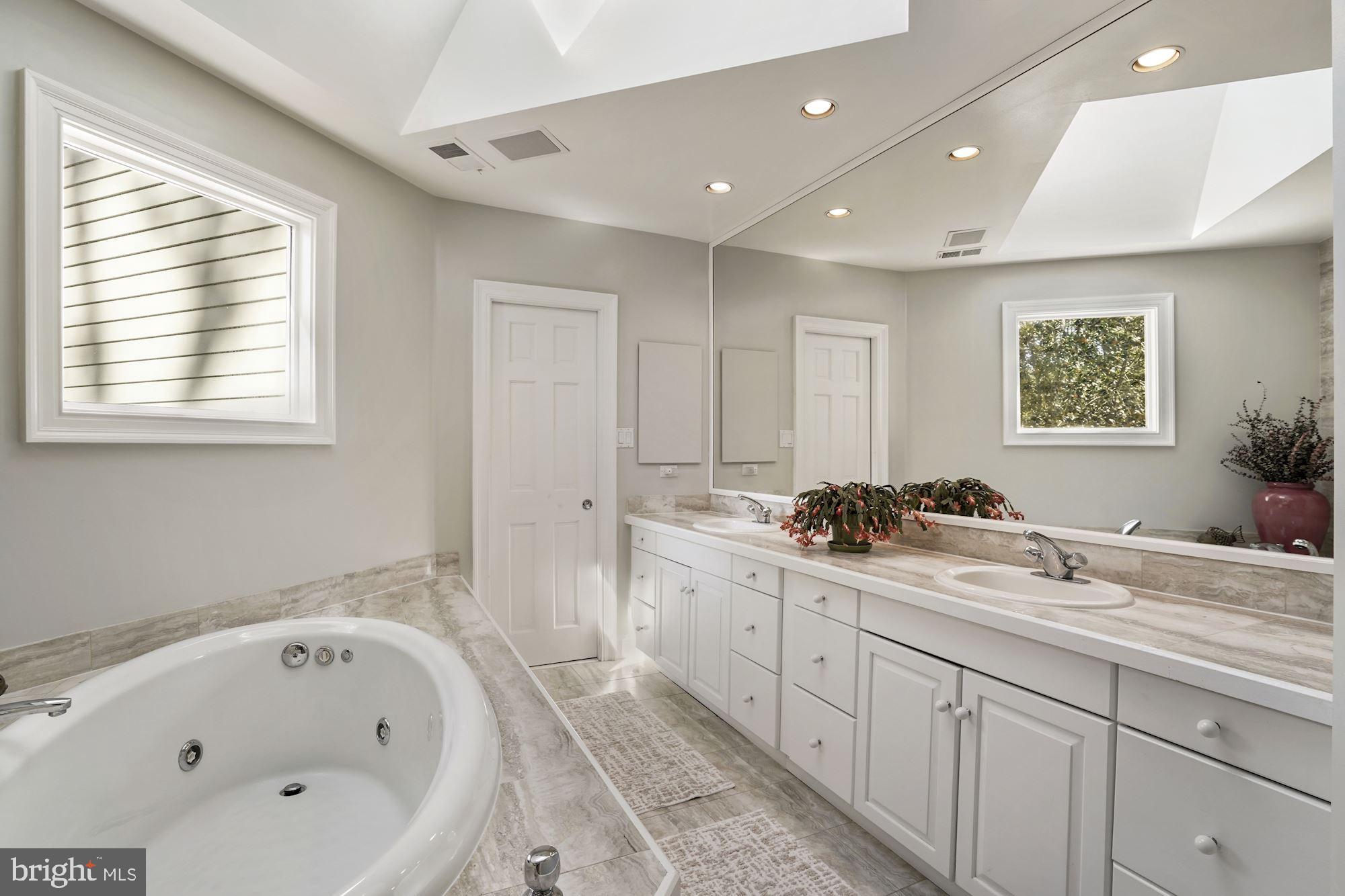 2000 Rockingham Street McLean, VA 22101 - Photo 36 of 62 Soaking tub with jets