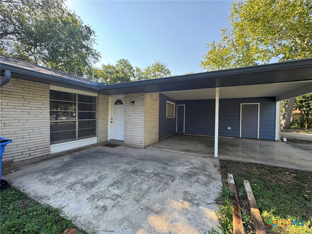 a view of a house with a yard and garage