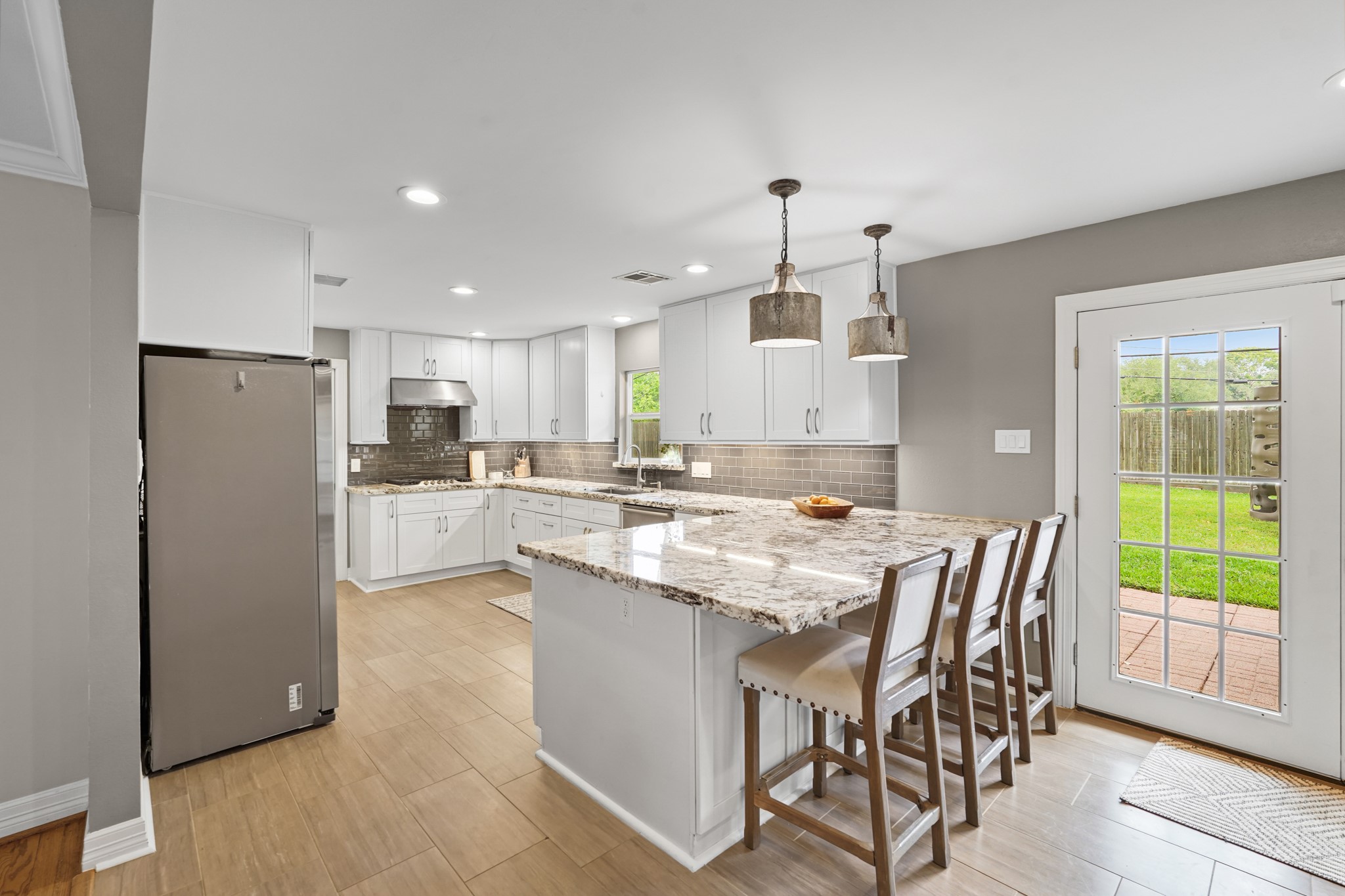 5242 Sanford Road Houston, TX 77035 - Photo 15 of 34