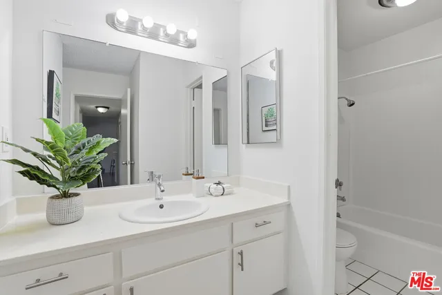 $385,000 | 18620 Hatteras Street, Unit 276, Tarzana, CA 91356