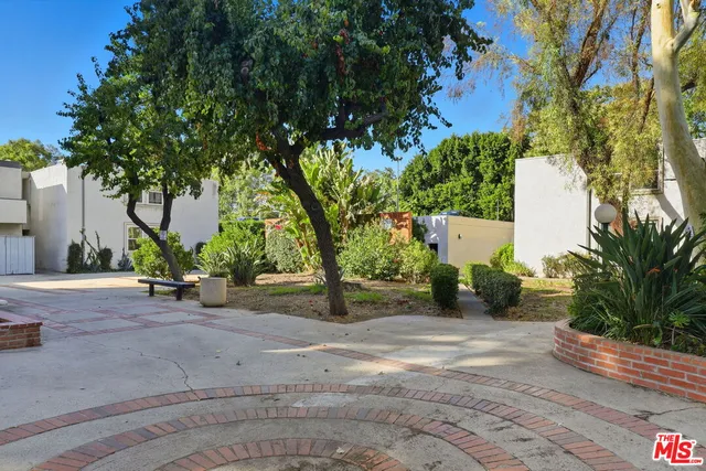 $385,000 | 18620 Hatteras Street, Unit 276, Tarzana, CA 91356