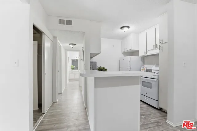 $385,000 | 18620 Hatteras Street, Unit 276, Tarzana, CA 91356