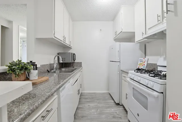 $385,000 | 18620 Hatteras Street, Unit 276, Tarzana, CA 91356