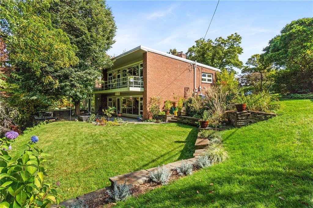 17 Penhurst Road Pittsburgh, PA 15202 - Photo 36 of 42 a view of a back yard of the house