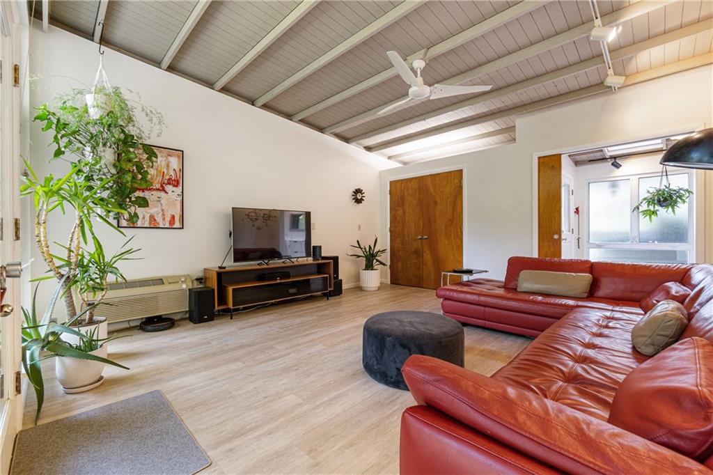 17 Penhurst Road Pittsburgh, PA 15202 - Photo 6 of 42 a living room with furniture and a flat screen tv