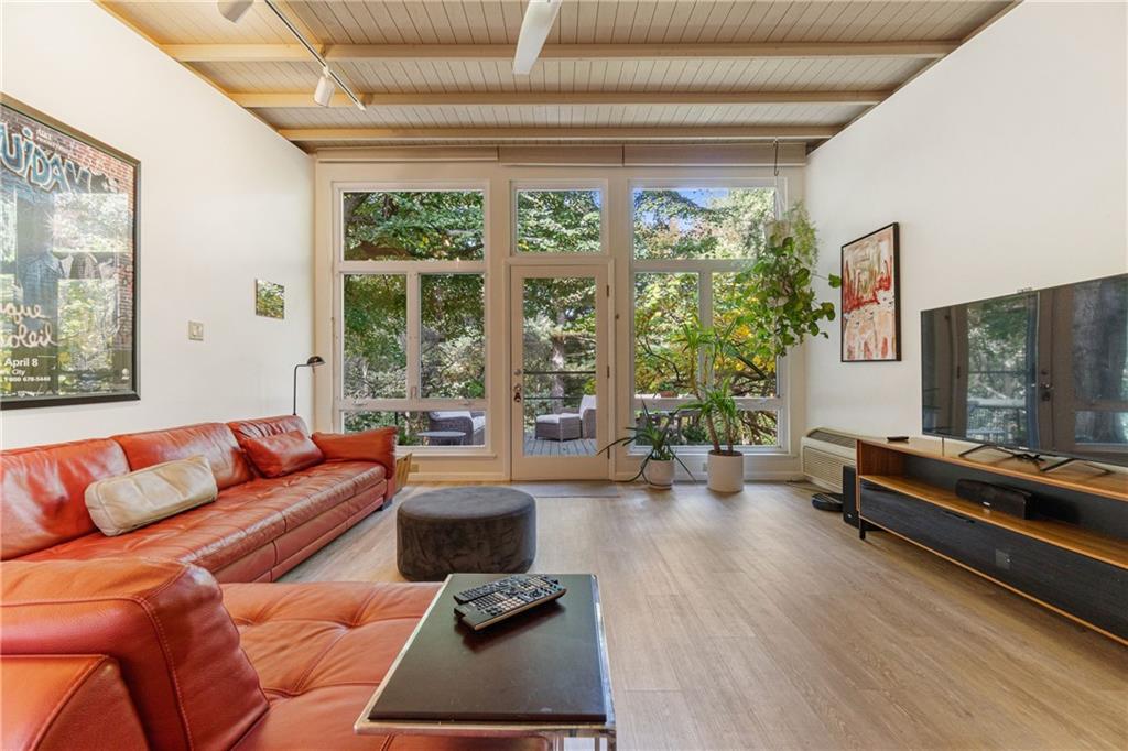 17 Penhurst Road Pittsburgh, PA 15202 - Photo 7 of 42 a living room with furniture and a flat screen tv