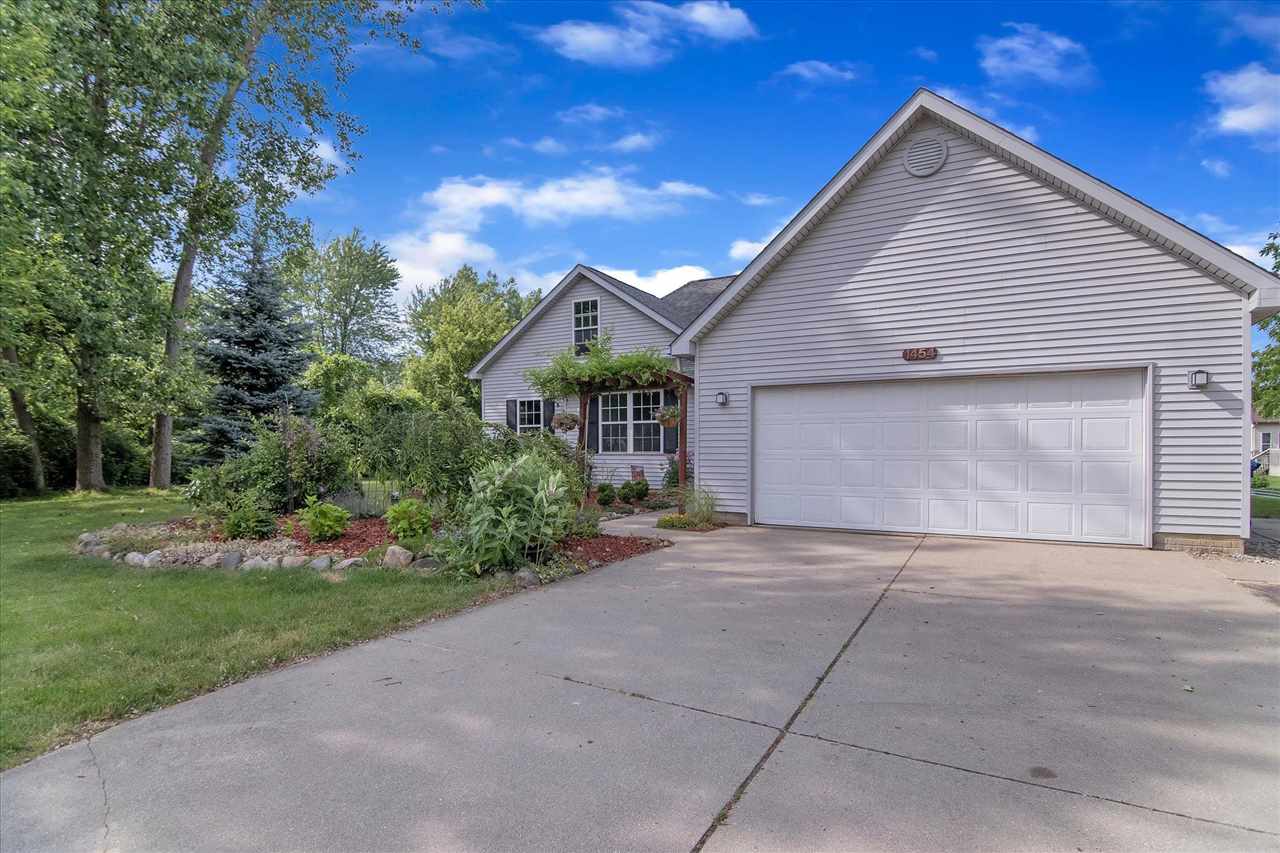 1454 North Long Lake Road Fenton, MI 48430 - Photo 4 of 44