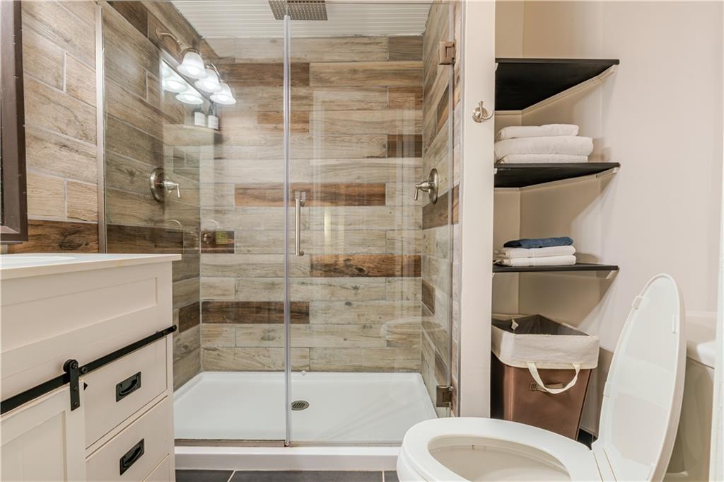 150 Treetopper Circle Big Canoe, GA 30143 - Photo 6 of 26 a bathroom with a bathtub and toilet