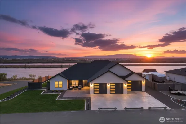 $899,950 | 57 Columbia Bluff Lane, Pasco, WA 99301