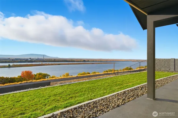 $930,000 | 57 Columbia Bluff Lane, Pasco, WA 99301