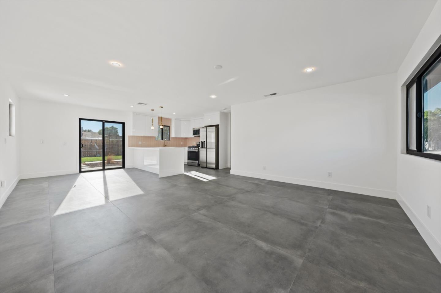 2600 North Chuperosa Road Palm Springs, CA 92262 - Photo 14 of 33 a view of an empty room with window