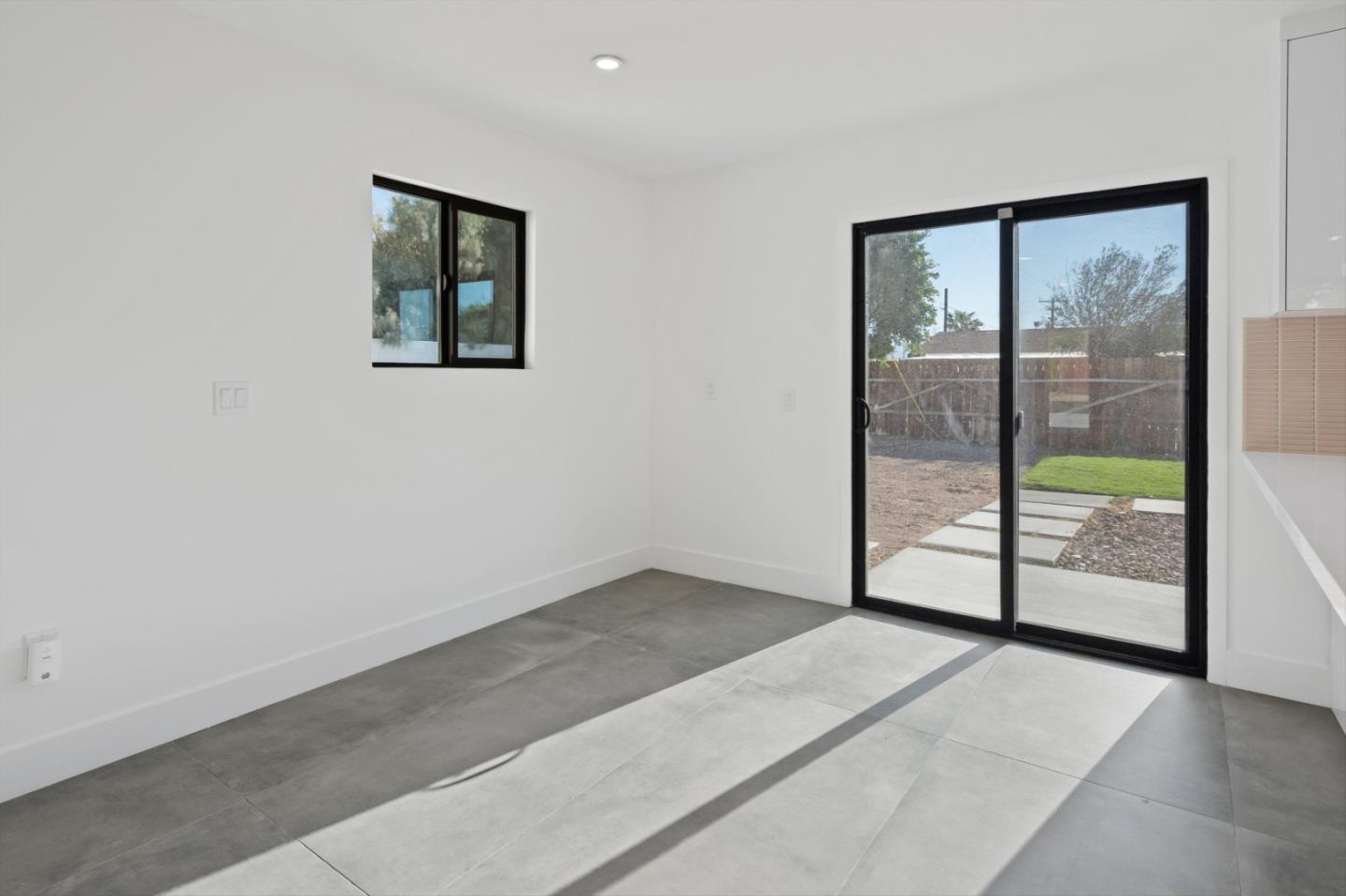 2600 North Chuperosa Road Palm Springs, CA 92262 - Photo 22 of 33 an empty room with sliding door