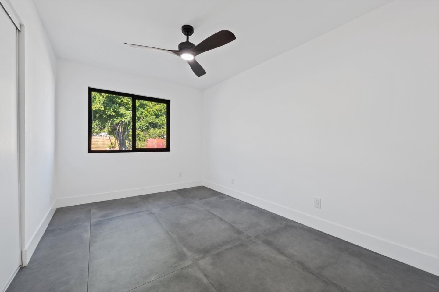 2600 North Chuperosa Road Palm Springs, CA 92262 - Photo 23 of 33 an empty room with windows