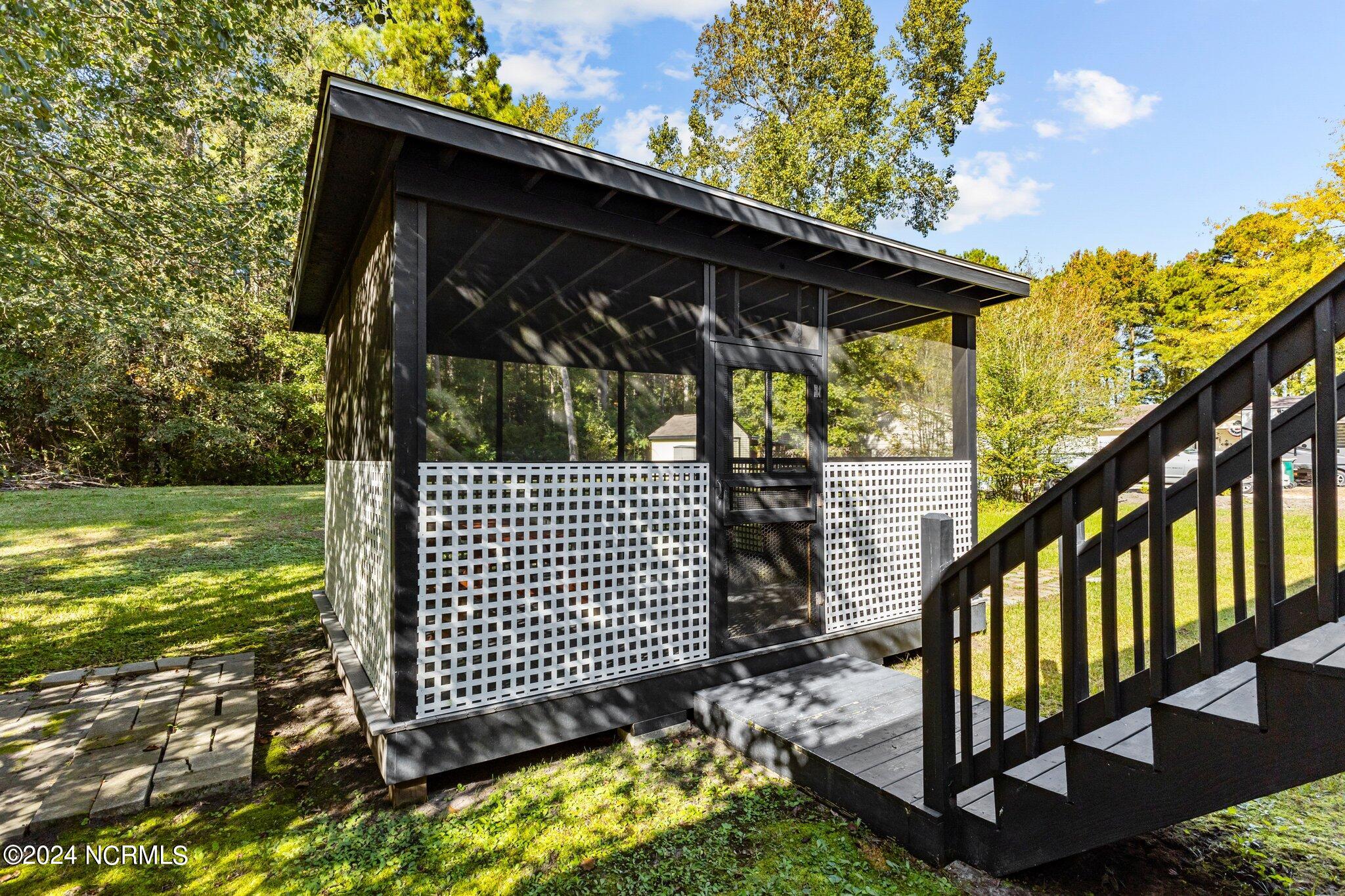 705 Lake Road Newport, NC 28570 - Photo 20 of 28 Screened Patio