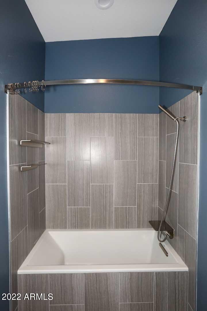6116 North 12th Place, Unit 6 Phoenix, AZ 85014 - Photo 23 of 35 2nd Master Bedroom-Ensuite-Tub