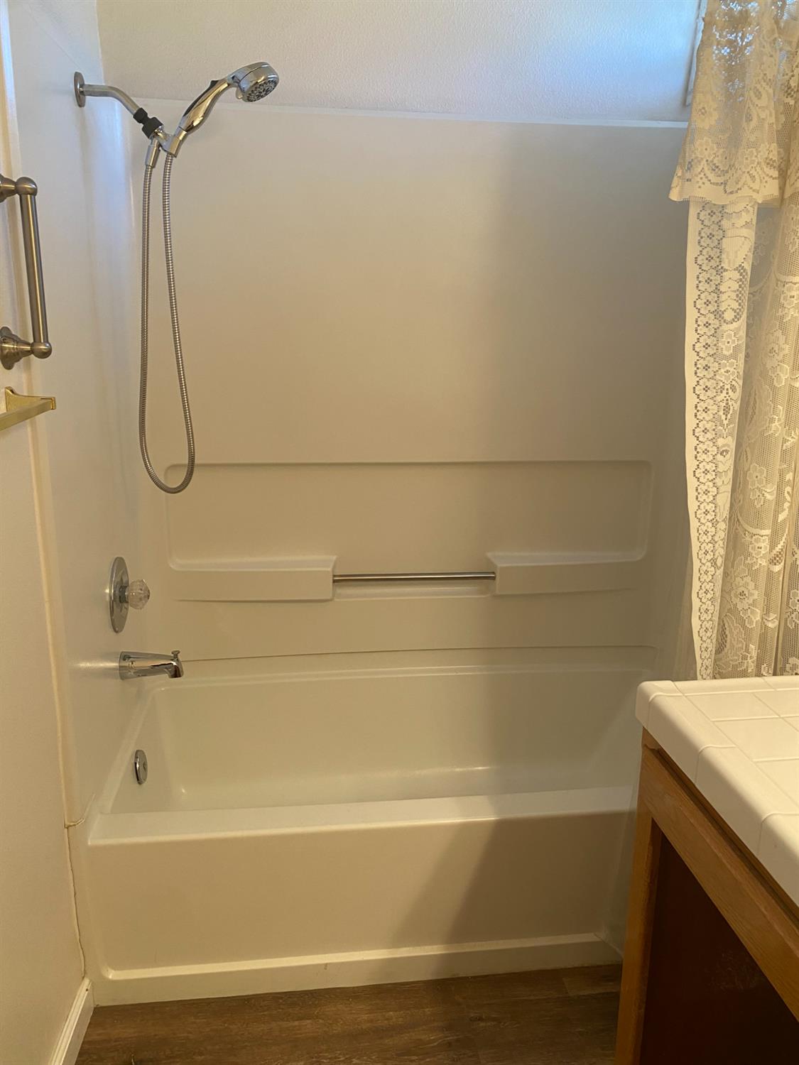 609 Merlot Avenue Madera, CA 93637 - Photo 22 of 45 a bathroom with a bath tub with a shower