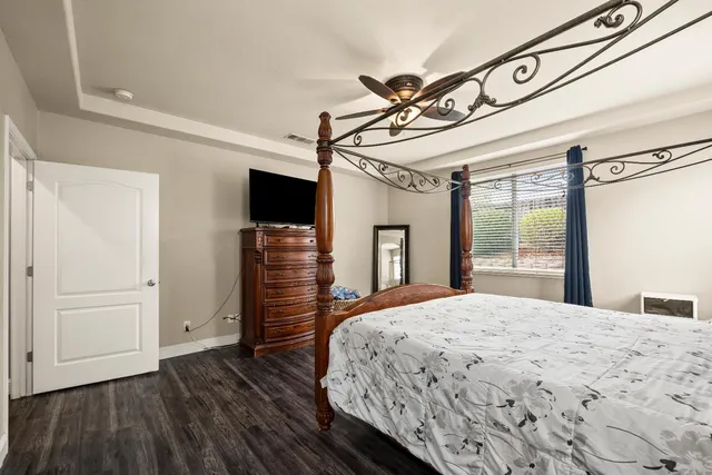 a en suite bathroom with a double vanity sink and a mirror