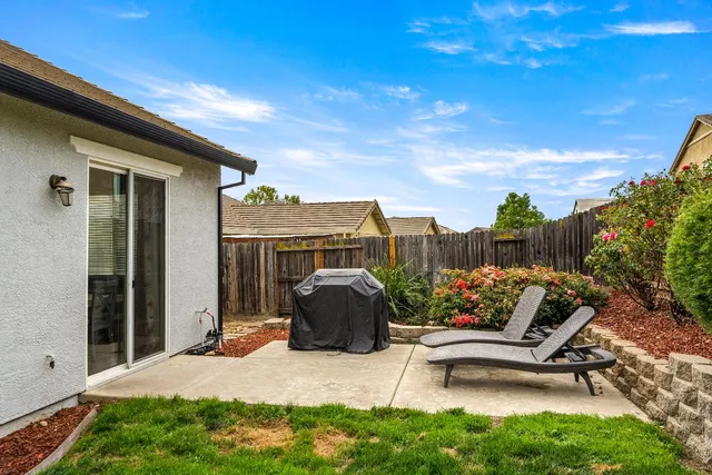a view of a back yard of the house