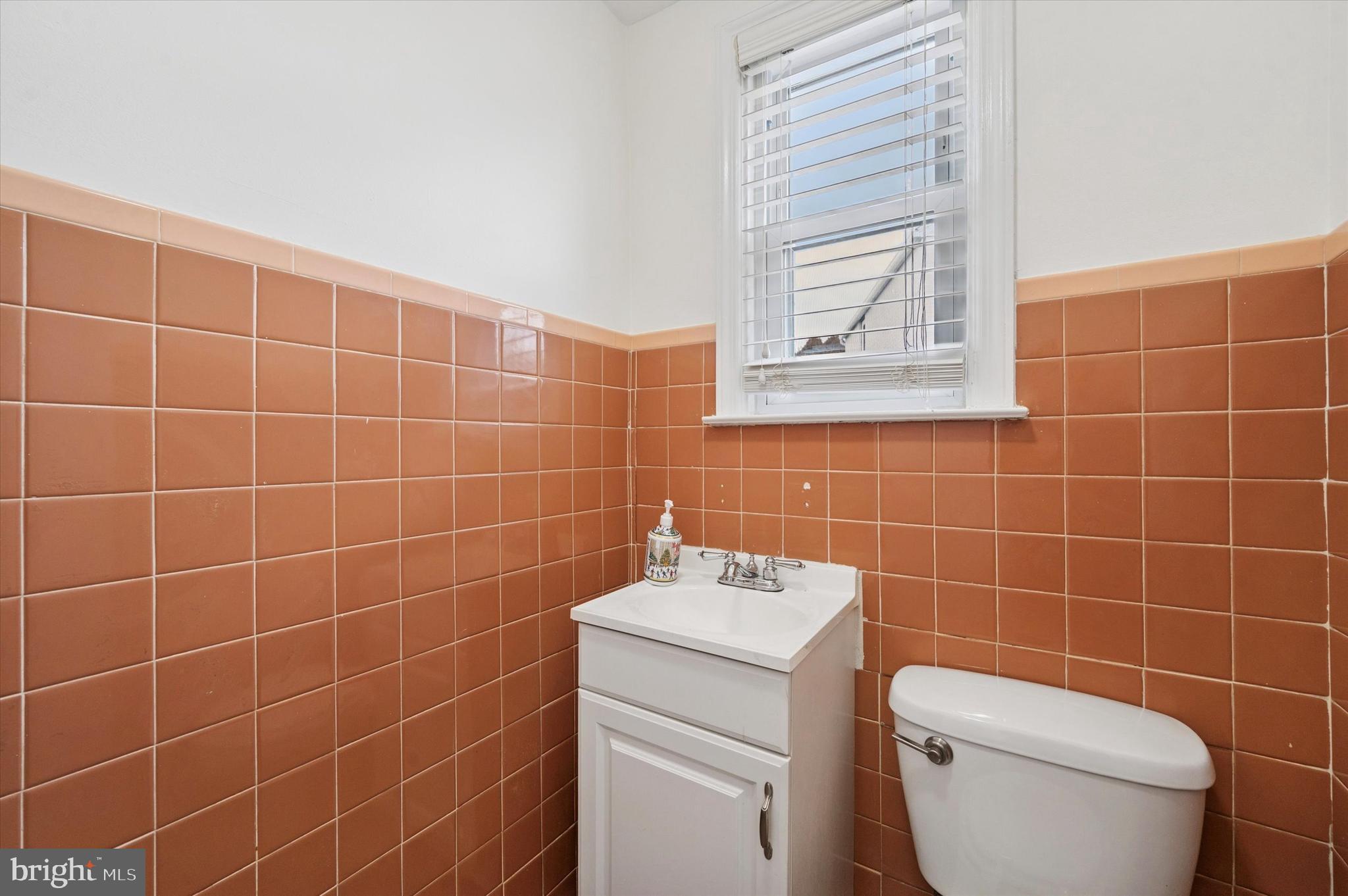 24 Upland Road Havertown, PA 19083 - Photo 24 of 28 a bathroom with a toilet a sink and mirror