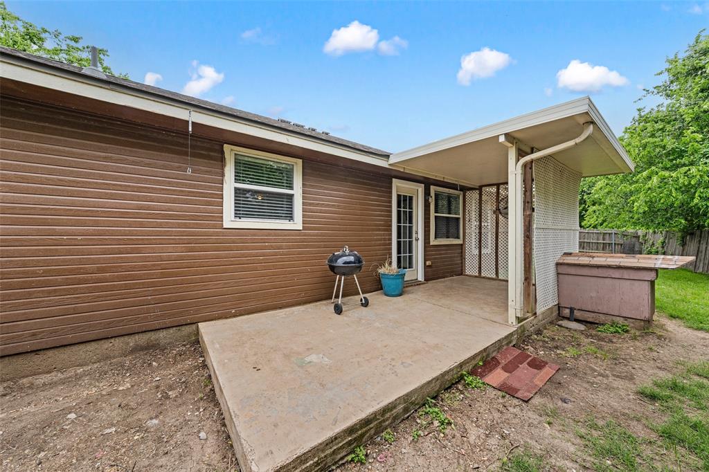 10512 Granada Drive Waco, TX 76708 - Photo 19 of 22 a backyard of a house with seating space