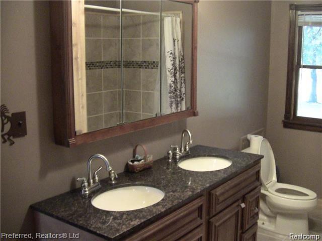 11633 Territorial Road Munith, MI 49259 - Photo 7 of 27 Master Bath.jpg