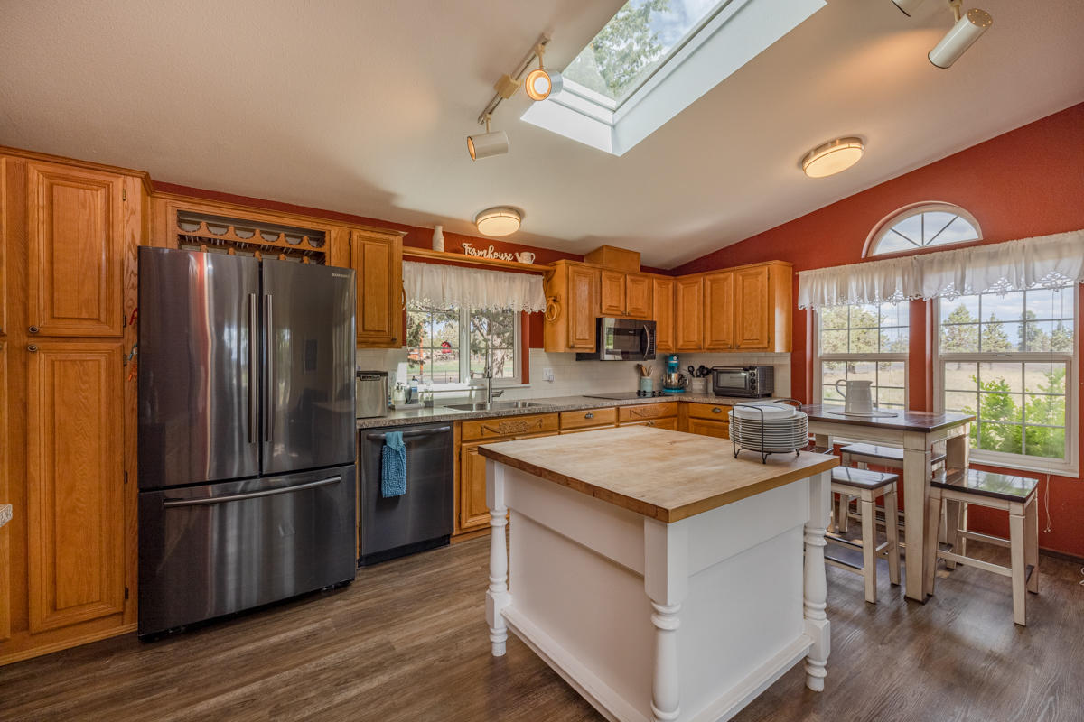19085 Dayton Road Bend, OR 97703 - Photo 8 of 30 5H2A1920
