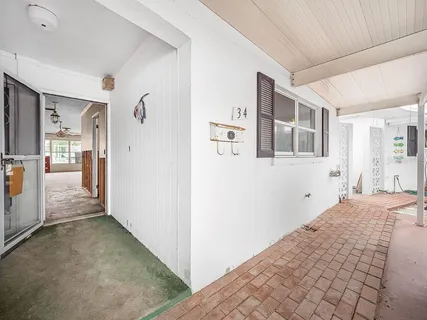 a view of livingroom with furniture