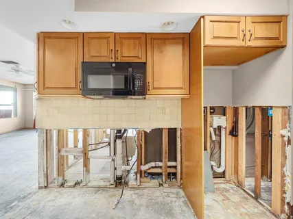 a view of empty room with windows and ceiling fan