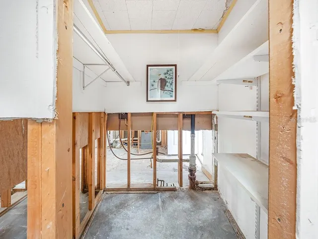 a view of entryway and patio