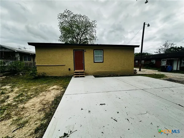 $1,350 | 714 South River Street, Unit B, Seguin, TX 78155