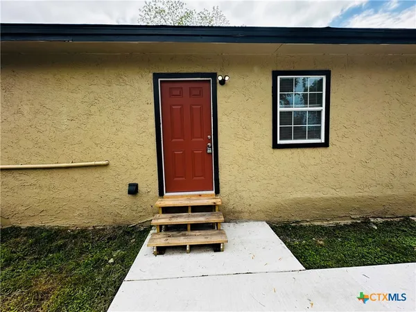 $1,350 | 714 South River Street, Unit B, Seguin, TX 78155