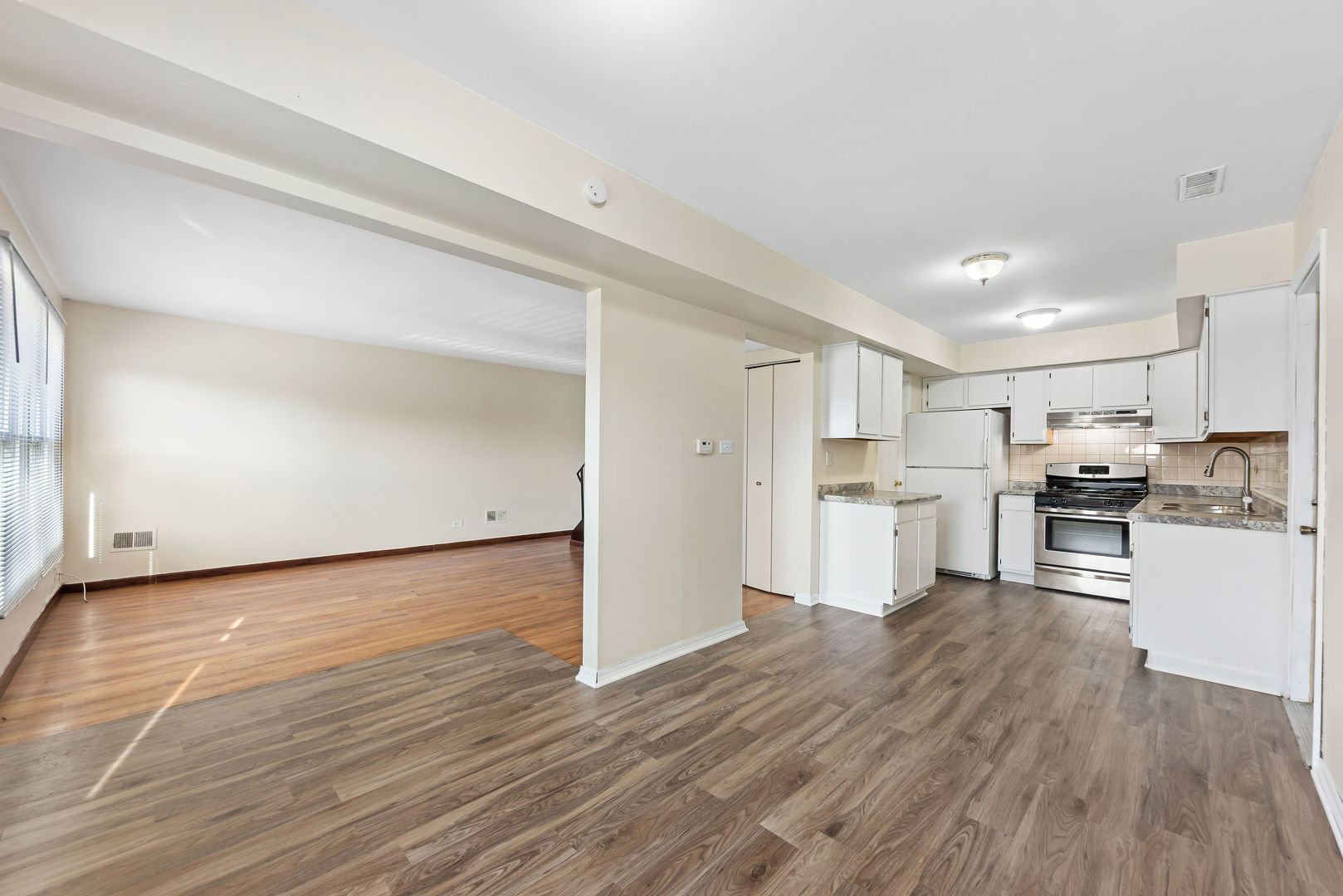 1960 Liberty Place Hoffman Estates, IL 60169 - Photo 4 of 11