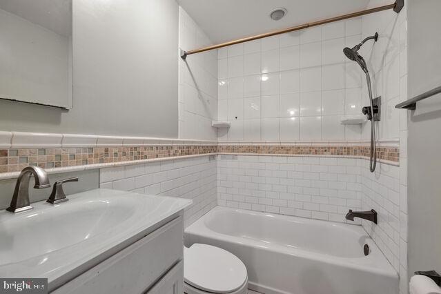 19621 Sparr Spring Road Montgomery Village, MD 20886 - Photo 7 of 18 a bathroom with a sink a toilet and a bathtub