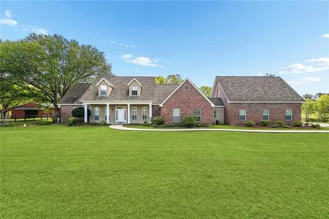$875,000 | 10 Bleu Lake Drive, Covington, LA 70435