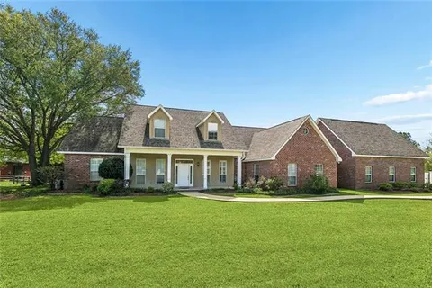 $875,000 | 10 Bleu Lake Drive, Covington, LA 70435