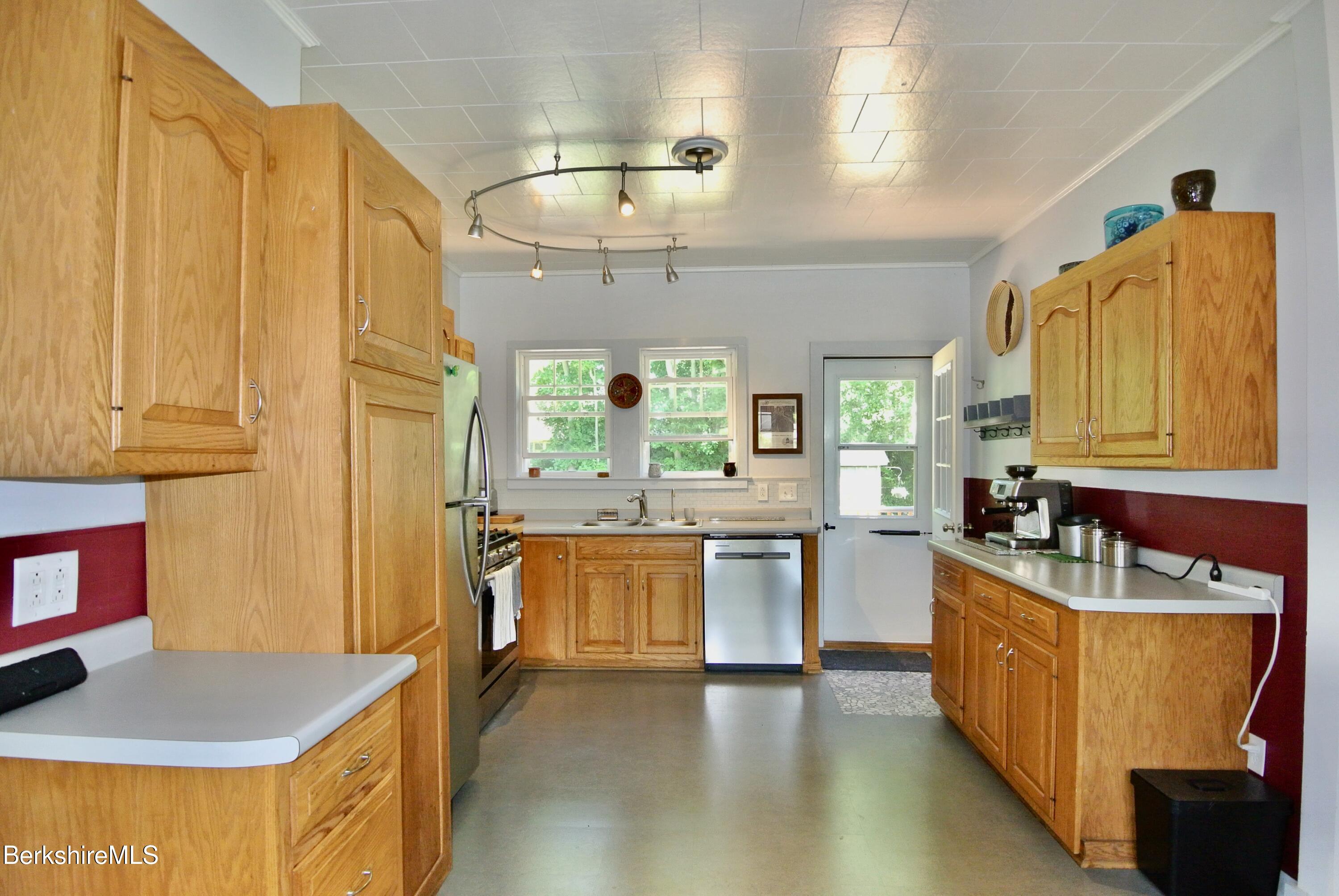 7 Aberdeen Road Pittsfield, MA 01201 - Photo 12 of 28 Nicely laid out kitchen