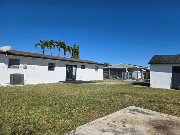 a view of a yard in front of a house with a big yard