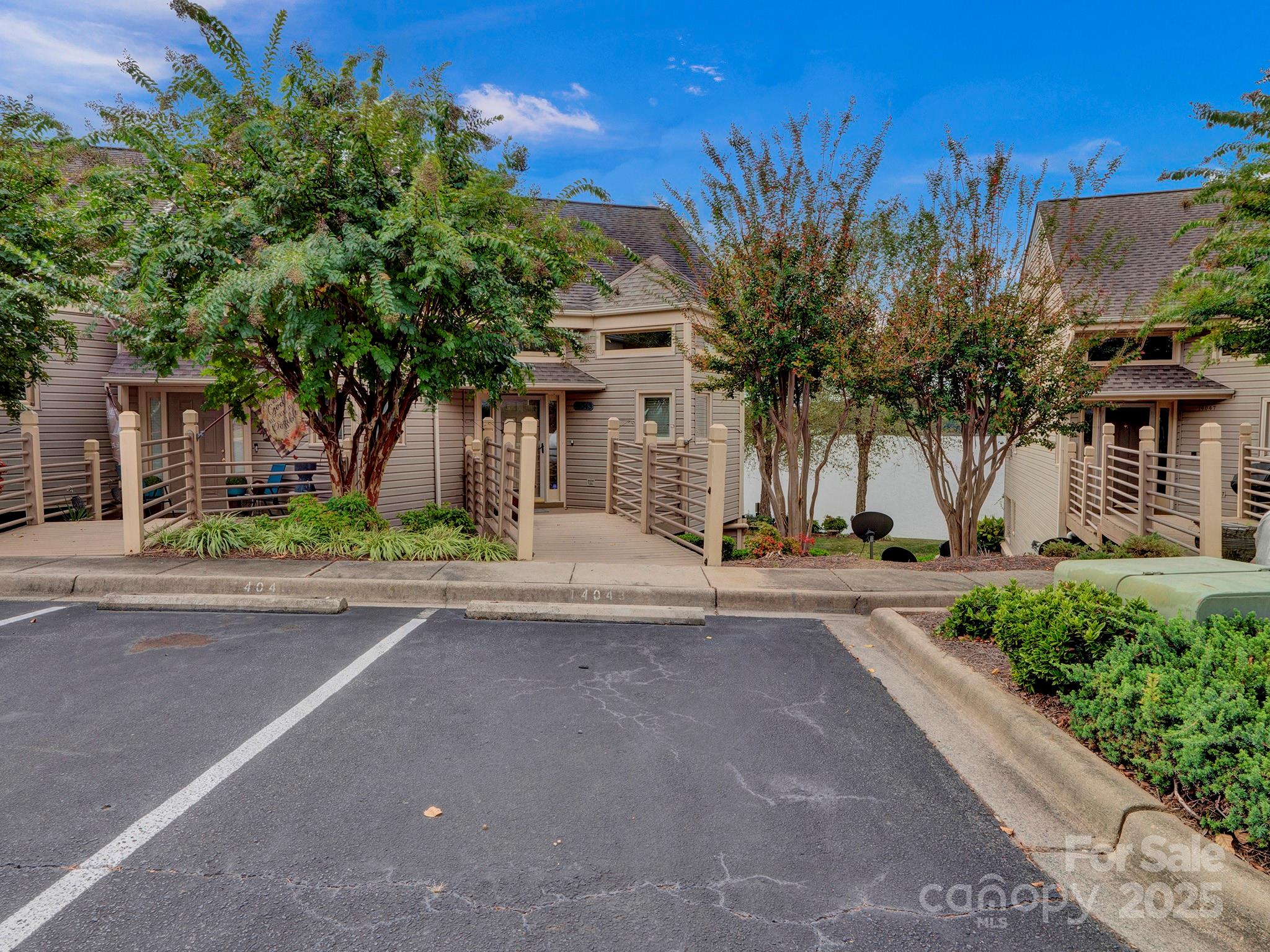 14043 Queens Harbor Road Charlotte, NC 28278 - Photo 3 of 38